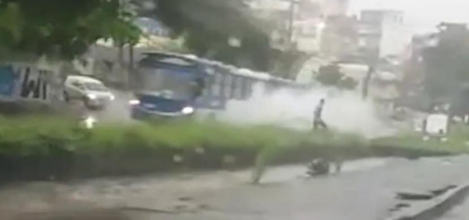 Pedestre é jogado em córrego após ônibus formar onda em alagamento na Sete Portas; veja vídeo