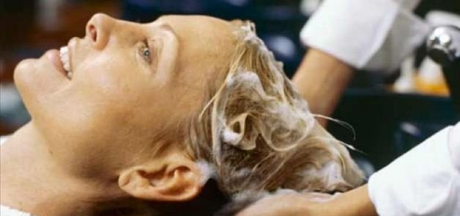 Vigilância Sanitária proíbe comercialização e uso de produto para alisar cabelo