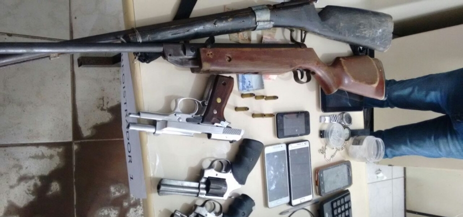 Dez pessoas são presas com armas e drogas na Ilha de Itaparica