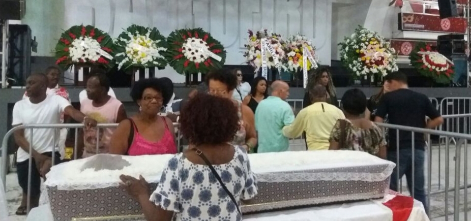 Corpo de Almir Guineto é velado na quadra do Salgueiro; enterro acontece neste domingo