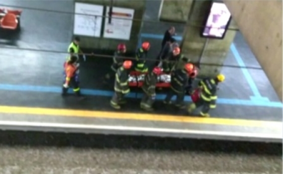 Homem \'surfa\' em cima de trem, recebe choque elétrico e é hospitalizado