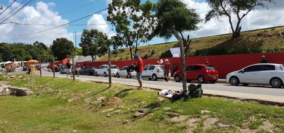 Clássico Ba-Vi: Leitor registra fila de carros para estacionar no Barradão