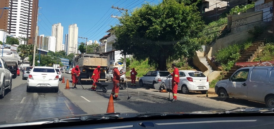Carreta quebrada e recapeamento congestionam Salvador; veja o trânsito 