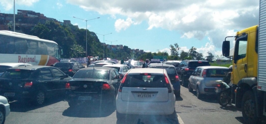 Em protesto, grupo fecha BR-324 e causa longo congestionamento 