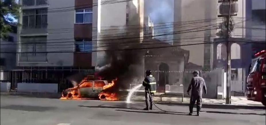 Fiat Uno pega fogo próximo ao Teatro Castro Alves e pessoa fica ferida; veja vídeo