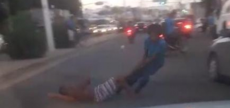 Vídeo: Suspeito de cometer assalto é agredido por populares em São Cristóvão