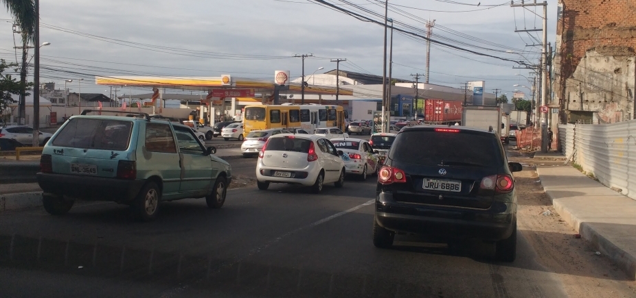 Carreta quebrada congestiona Av. Jequitaia e Via Expressa; veja trânsito