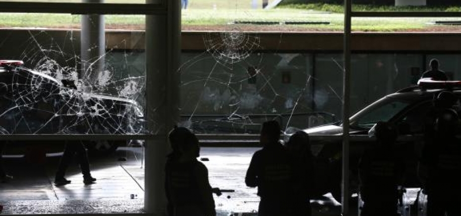 Manifestantes contrários à reforma da Previdência tentam invadir a Câmara
