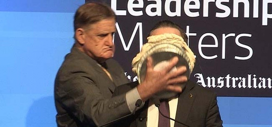 Presidente de companhia aérea leva torta na cara durante evento; veja vídeo