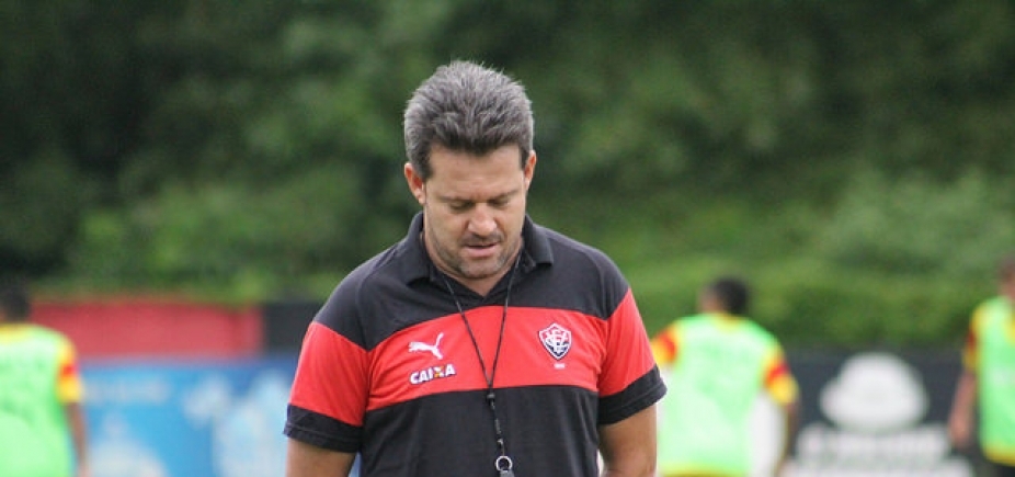 Eleito melhor técnico, Argel comenta demissão do Vitória: \'Nada me surpreende no futebol\'
