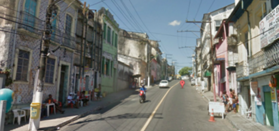 Escombros de casarão começam a ser retirados nesta quarta da Ladeira da Soledade