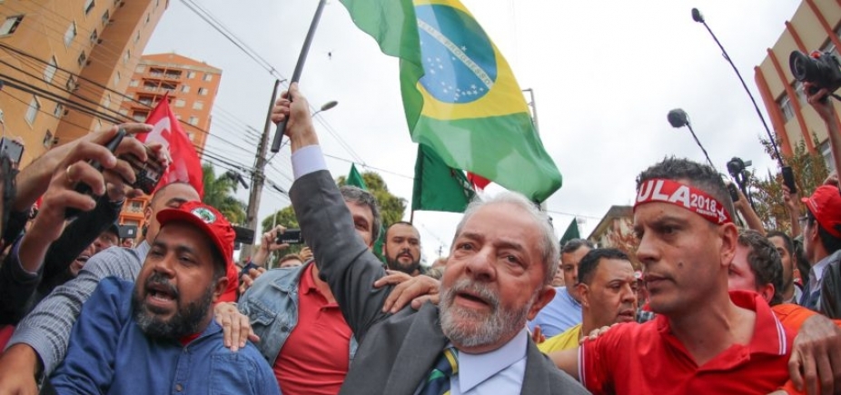 Começa depoimento de Lula em Curitiba; ex-presidente chegou à Justiça Federal acompanhado de policiais