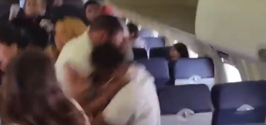 Briga dentro de avião causa pânico entre passageiros; veja vídeo