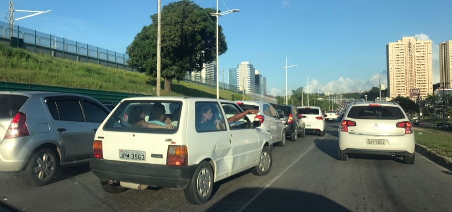 Acidente entre três veículos deixa trânsito lento na Av. Paralela; confira 