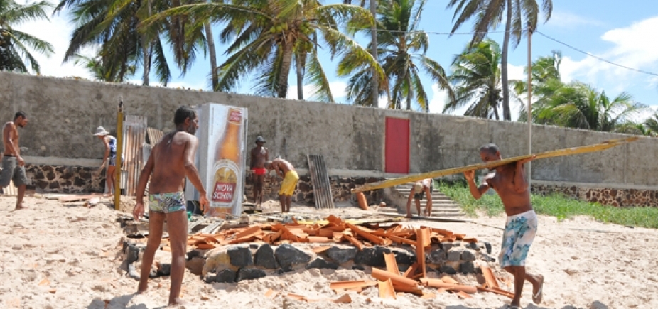 Camaçari: prefeitura tira barracas irregulares da praia de Jauá
