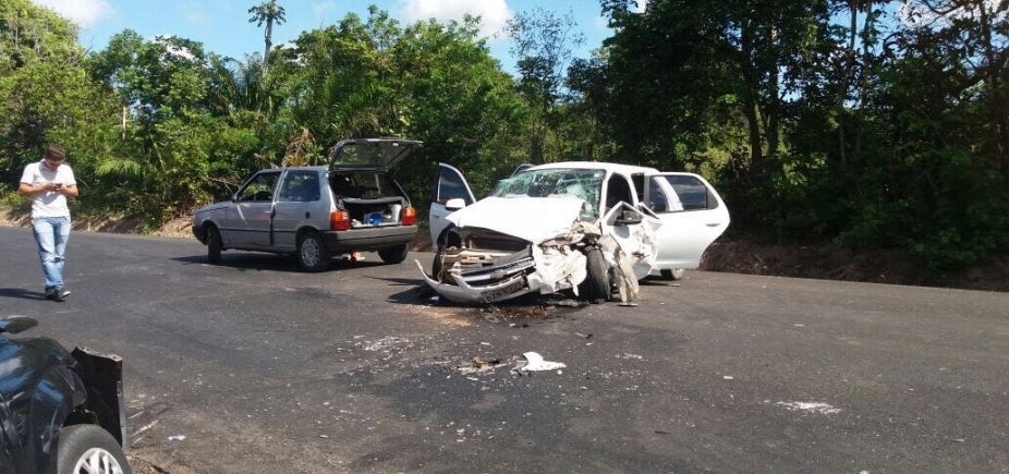Colisão deixa duas pessoas presas às ferragens na Estrada das Cascalheiras