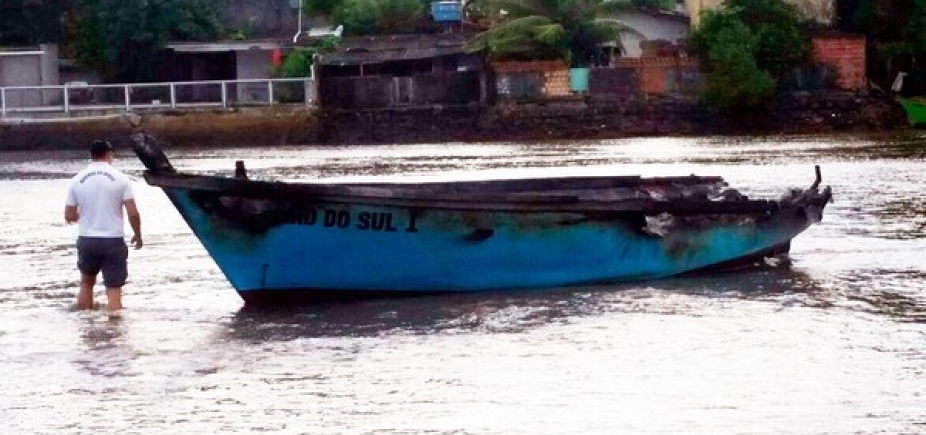 Após explosão, barco com seis pessoas a bordo pega fogo e dois ficam feridos