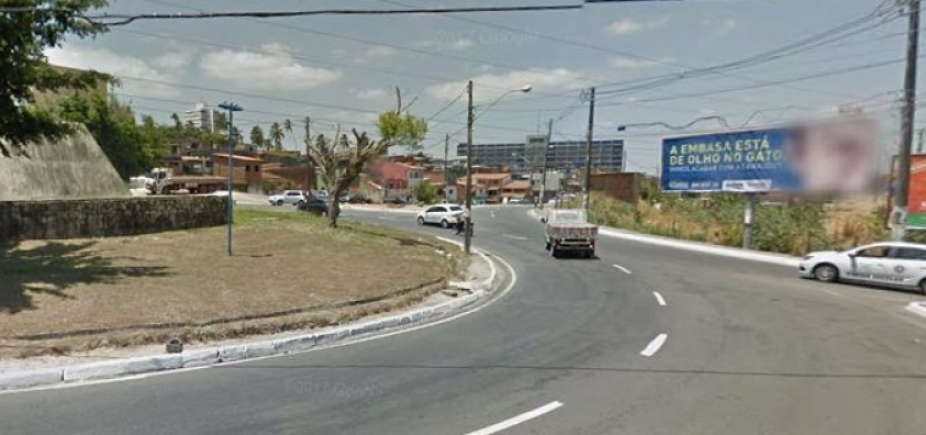 Mulher baleada em atentado contra policial reformado morre em Salvador