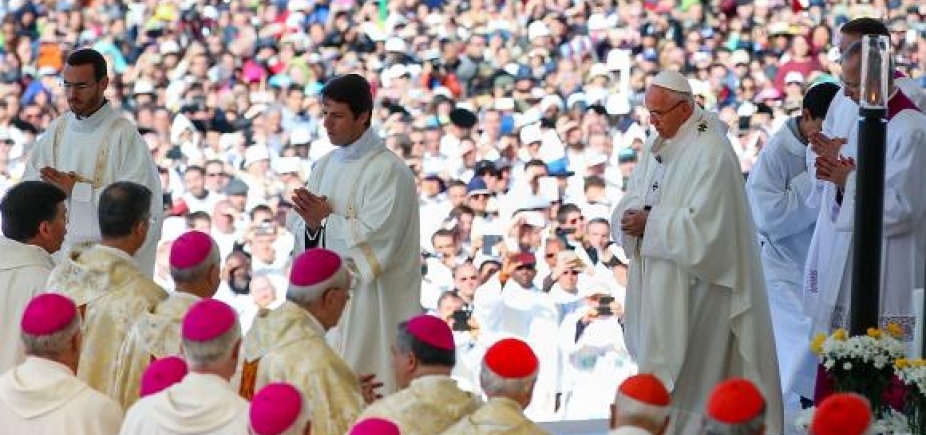  Papa Francisco canoniza irmãos pastorinhos em Fátima