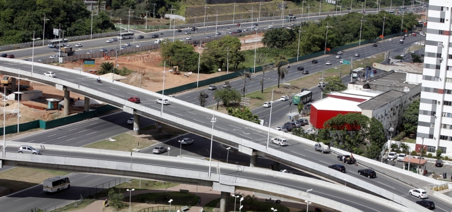 Casal é arremessado de moto e morre ao cair de viaduto no Imbuí