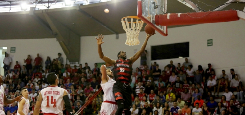 Depois de terceira derrota, Universo/Vitória é eliminado na semifinal do NBB