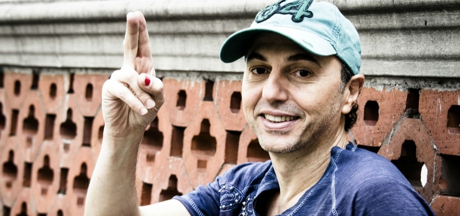 Zeca Baleiro passa mal durante show e é levado a hospital em Fortaleza
