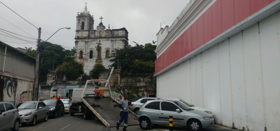 Proprietário é multado em quase R$ 900 por entregar carro a flanelinha não habilitado