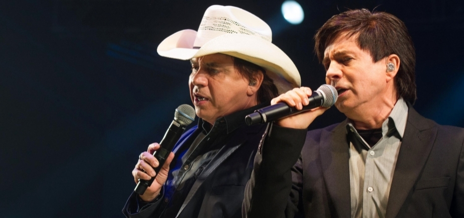 Chitãozinho e Xororó fazem show gratuito e reúnem menos de 100 pessoas no Mato Grosso