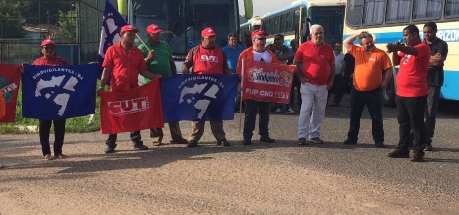 Grupo realiza protesto contra venda de refinaria na BR-324 em Candeias
