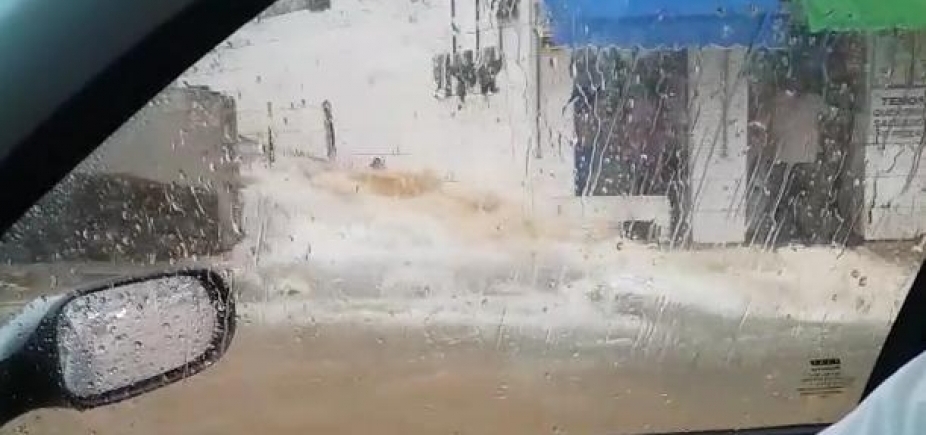 Chuva cria cachoeira e alaga região do Dique do Tororó; vídeo 