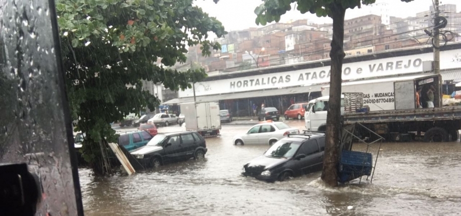 Canal transborda com forte chuva e alaga região das Sete Portas; veja vídeo
