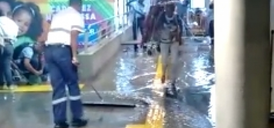 Estação da Lapa é invadida por água da chuva; veja vídeo 