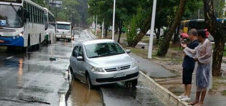 Carro cai em vala aberta por obra da Embasa na Av. Centenário 