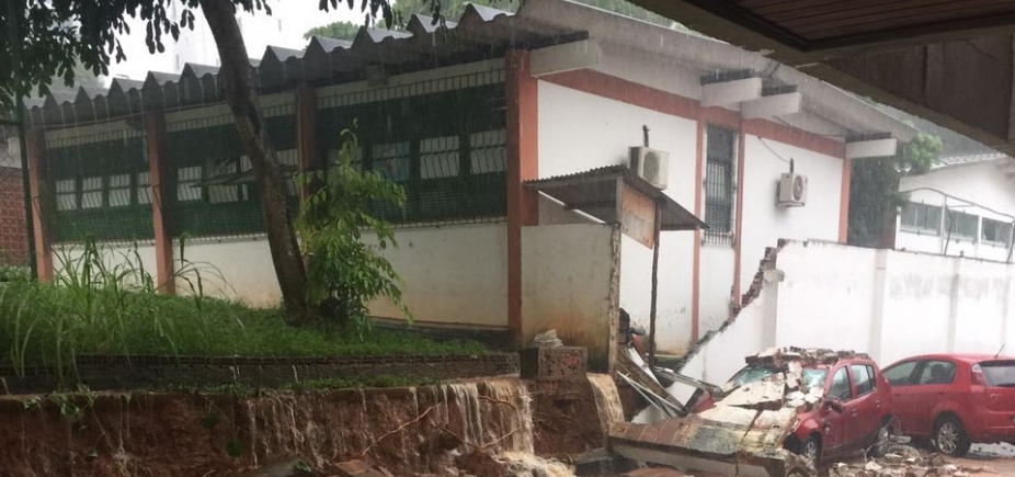 Muro de escola cai sobre carros no Jardim Apipema