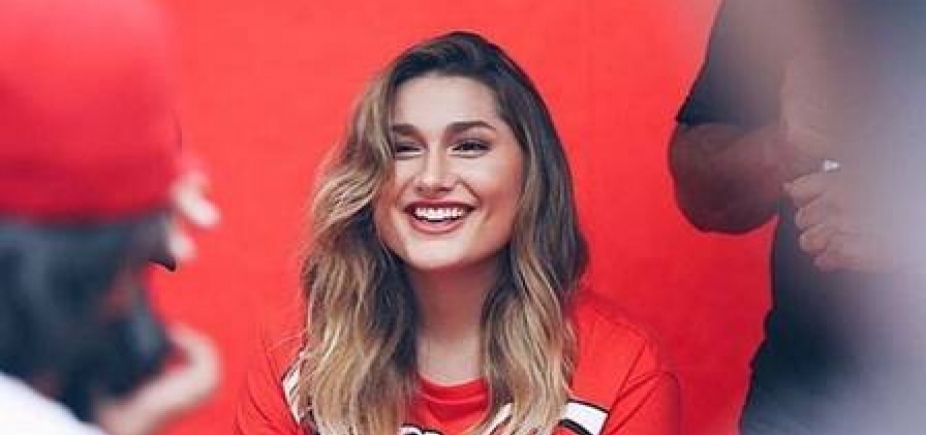 Sasha Meneghel grava comercial nas ruas do Pelourinho e chama atenção