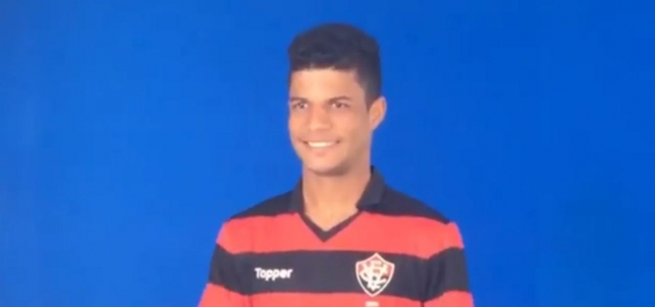 Lateral-direito posa com a camisa do Vitória antes de assinar contrato