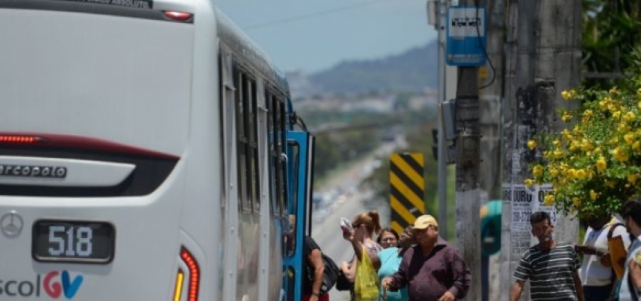 Adolescentes são hospitalizados após caírem de ônibus em movimento