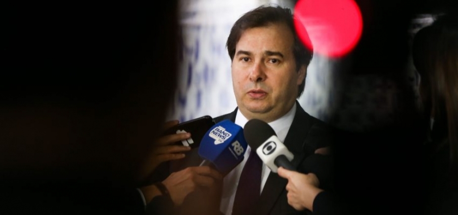 Maia bate boca com deputado que pediu para sessão ser mantida após notícia sobre áudio de Temer