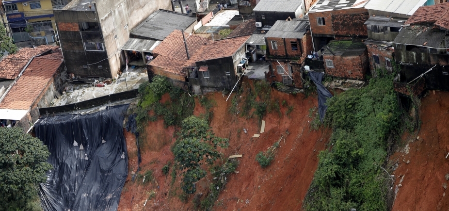 Chuva forte causa desabamento de muro em Salvador