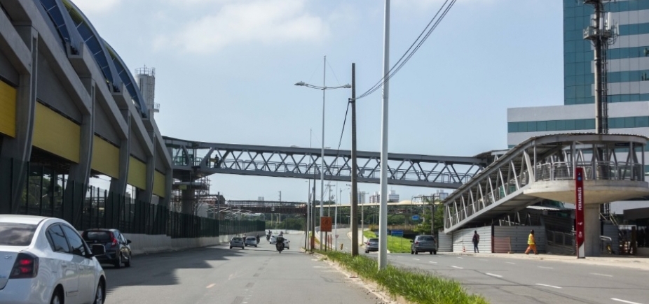 Intervenções da CCR nas passarelas afrontam padrão da capital; especialistas criticam