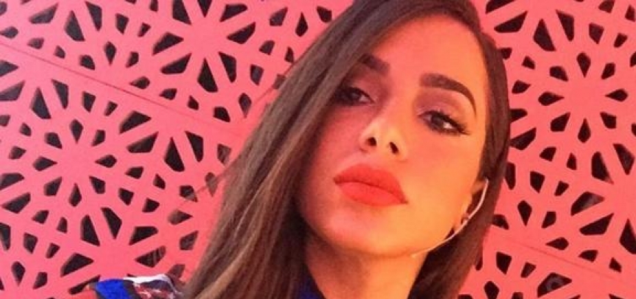Anitta é chamada de prostituta, rebate e é aplaudida por seguidores