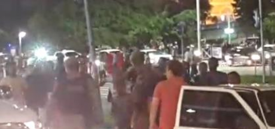 Motorista fura bloqueio e briga com manifestante no Iguatemi; vídeo
