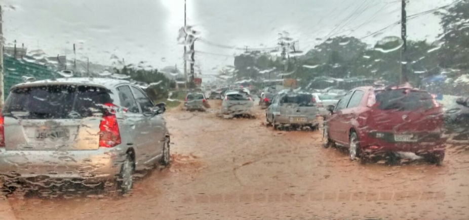 Chuva causa alagamentos e deixa trânsito complicado em Salvador