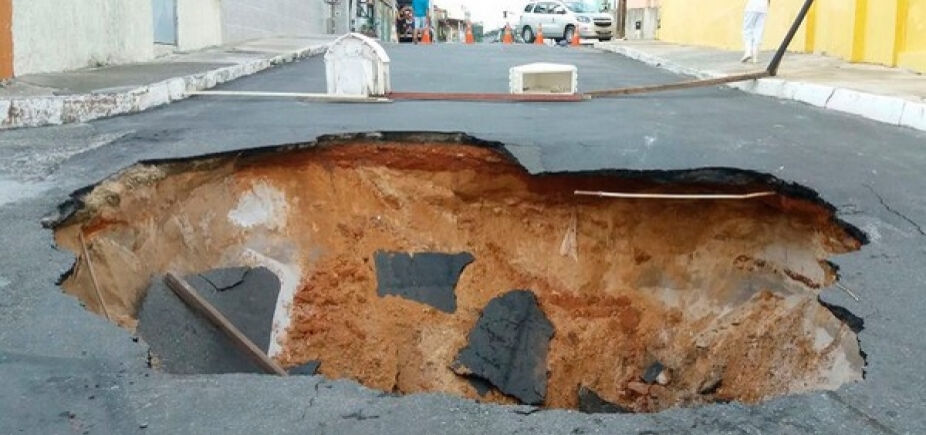 Após chuva forte, cratera interdita rua no bairro de Pituaçu