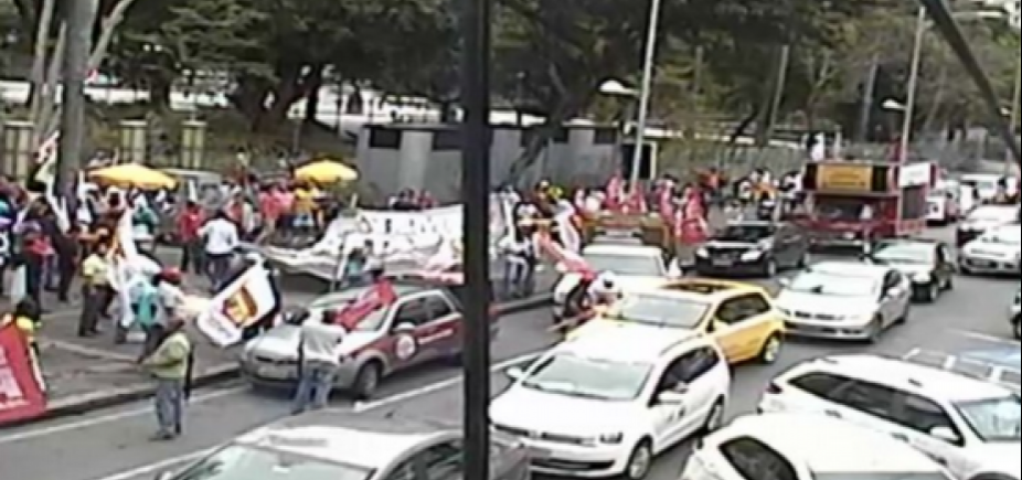 Manifestantes saem em protesto contra Temer no Campo Grande