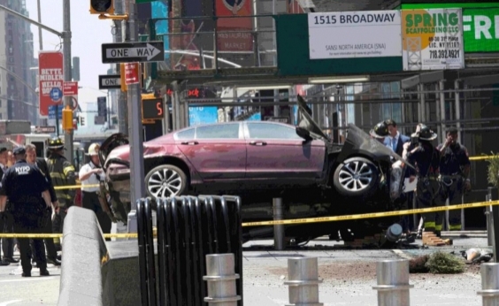 Vídeo mostra momento em que carro atropela 23 pessoas e mata jovem em Nova York; veja