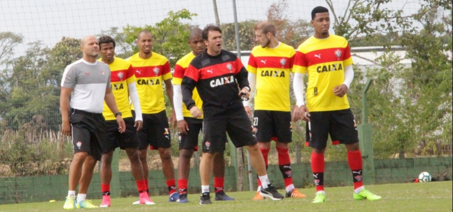 Mesmo com contrato com a Topper, Vitória treina com uniformes da Puma
