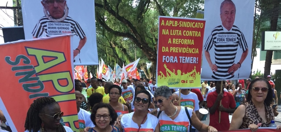 Manifestantes pedem a saída de Michel Temer e eleições diretas em ato na Barra