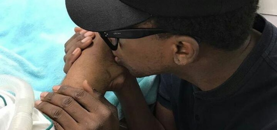 Cantor Mumuzinho visita Arlindo Cruz em clínica e pede orações a seguidores