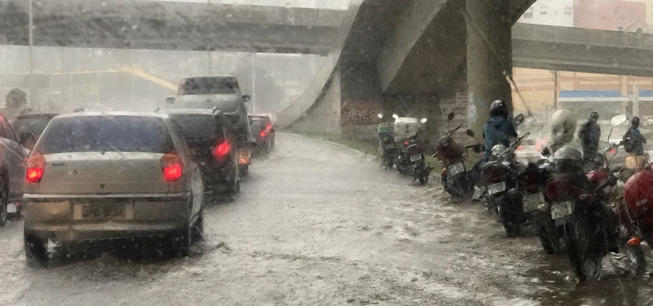 Chuva causa transtornos no trânsito de Salvador; veja os pontos mais complicados